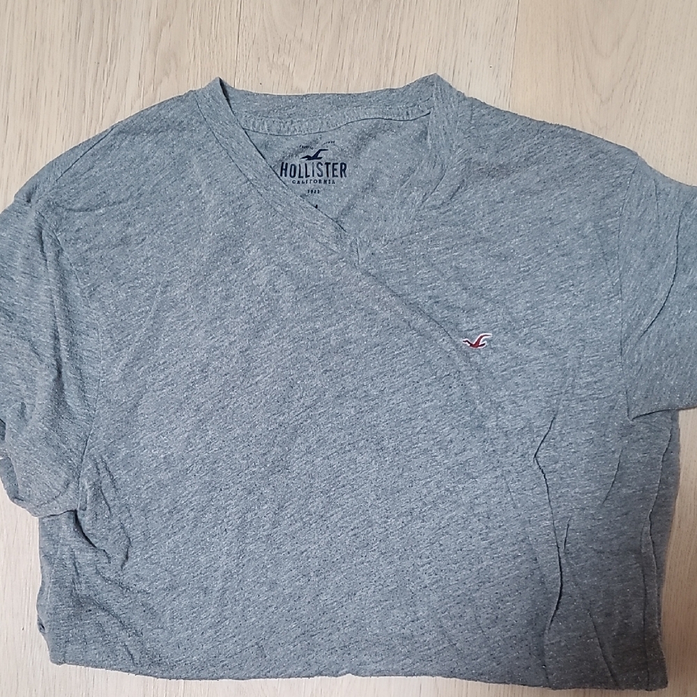Hollister Men's Heather Gray V-Neck Tee